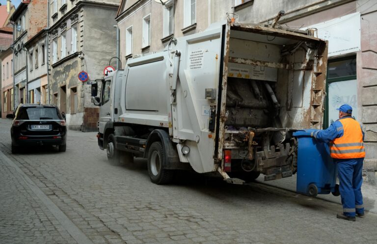Afval en chemisch afval vervoeren: wetgeving en routes