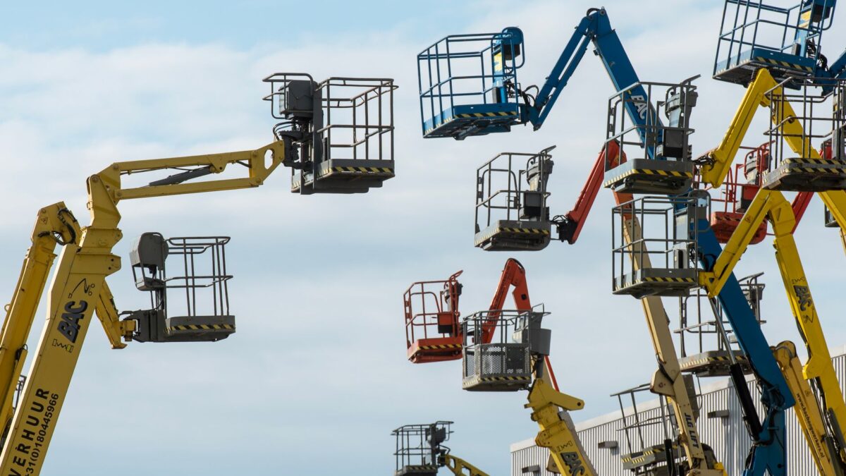 Hoogwerker transport: machines veilig verplaatsen
