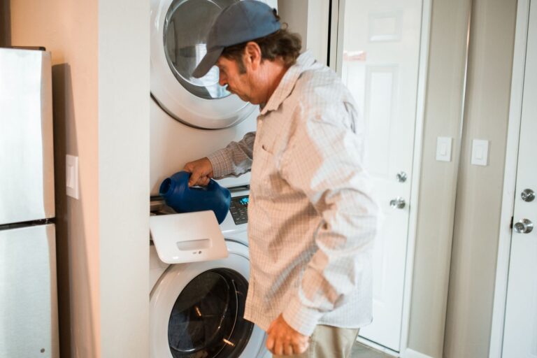 Wasmachine verhuizen: transportbeveiliging plaatsen en veilig aansluiten
